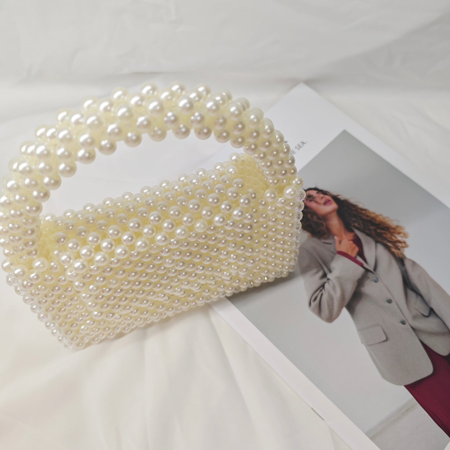 Pearl White Beaded Handbag/A Combination of Elegance and Fashion